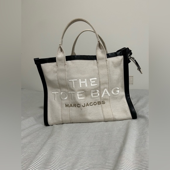 Marc Jacobs Handbags - Marc Jacobs MEDIUM TOTE BAG